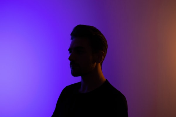 世界杯比赛精彩瞬间 - 球员激烈争抢头球的画面